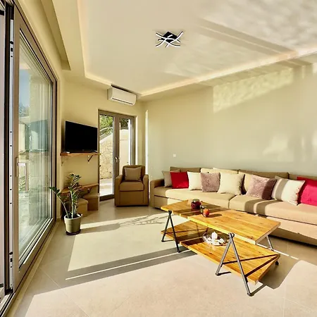 Smile With Private Pool By Dadovillas * Mparmpati